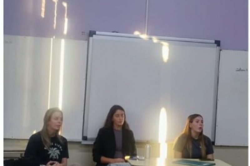 VISITA DE EX ALUMNAS